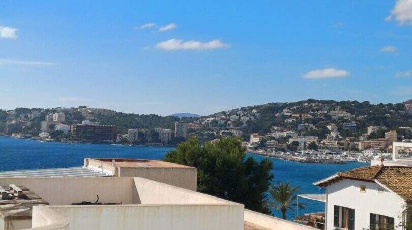 Panoramablick vom Penthouse-Loft auf die Bucht von Palma de Mallorca mit Hafen und Hügeln