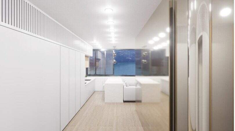 Moderner langer Flur mit weißen Einbauschränken, Holzboden und Meerblick durch Panoramafenster im Penthouse