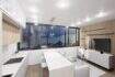 Modernes Penthouse-Loft in Palma: Offene Küche, Wohnbereich und Panoramafenster mit Meerblick