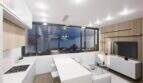 Modernes Penthouse-Loft in Palma: Offene Küche, Wohnbereich und Panoramafenster mit Meerblick