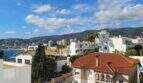 Panoramablick vom Penthouse-Loft auf Palmas Küste, Hafen, weiße Häuser, Palmen und grüne Berge