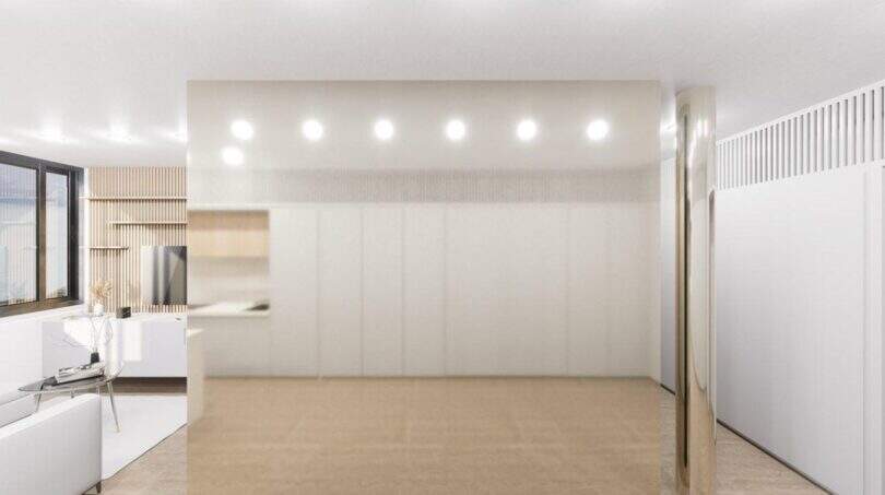 Helles Loft-Wohnzimmer mit weißen Einbauschränken, Marmorboden und moderner Küche im Penthouse Palma