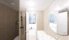 Modernes Badezimmer im Penthouse-Loft mit Glasdusche, Badewanne und hellen Marmorfliesen in Palma