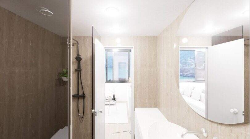 Modernes Badezimmer im Penthouse-Loft mit Glasdusche, Badewanne und hellen Marmorfliesen in Palma