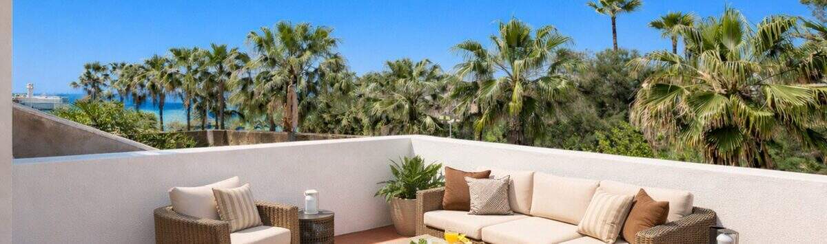 Sonnige Dachterrasse mit Rattanmöbeln, Meerblick und Palmen – Reihenhaus in Strandnähe, Palma de Mallorca