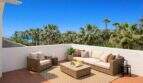 Sonnige Dachterrasse mit Rattanmöbeln, Meerblick und Palmen – Reihenhaus in Strandnähe, Palma de Mallorca