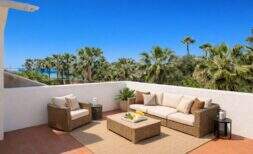 Sonnige Dachterrasse mit Rattanmöbeln, Meerblick und Palmen – Reihenhaus in Strandnähe, Palma de Mallorca