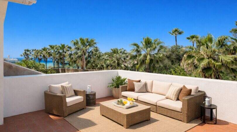 Sonnige Dachterrasse mit Rattanmöbeln, Meerblick und Palmen – Reihenhaus in Strandnähe, Palma de Mallorca