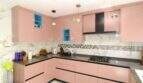 Moderne Küche mit rosa Hochglanzfronten, Marmoroptik-Rückwand und Gaskocher im Reihenhaus Palma de Mallorca