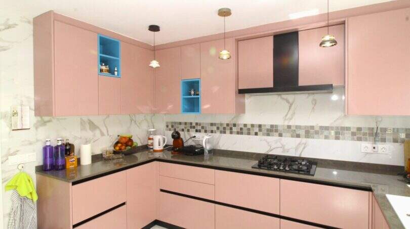 Moderne Küche mit rosa Hochglanzfronten, Marmoroptik-Rückwand und Gaskocher im Reihenhaus Palma de Mallorca