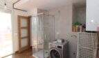 Utility-Raum mit Glasdusche, Waschmaschine und Boiler im Reihenhaus nahe Strand Palma