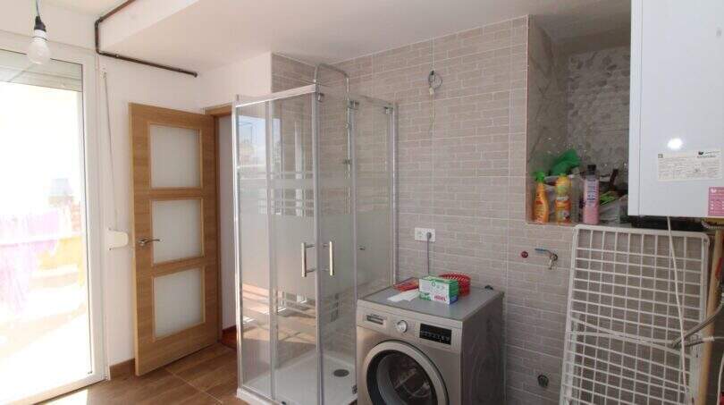 Utility-Raum mit Glasdusche, Waschmaschine und Boiler im Reihenhaus nahe Strand Palma