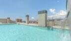 Rooftop-Pool mit Wasserfall, Stadtpanorama und Meerblick einer exklusiven Wohnung in Palma de Mallorca