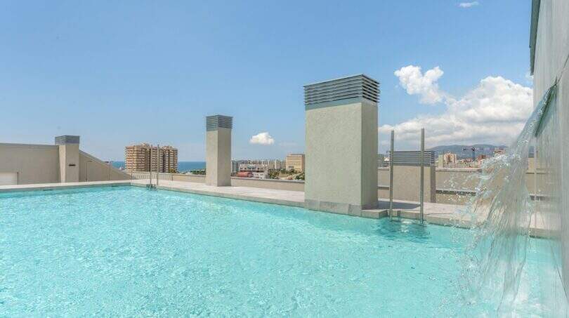 Rooftop-Pool mit Wasserfall, Stadtpanorama und Meerblick einer exklusiven Wohnung in Palma de Mallorca