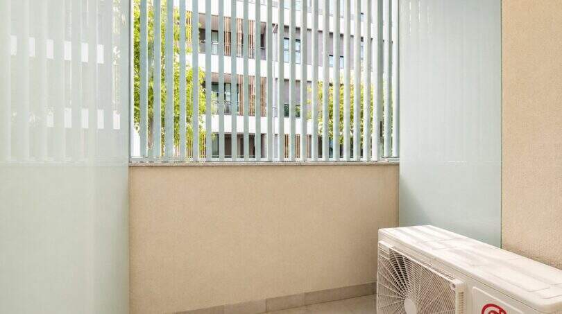 Balkon der Wohnung in Palma mit Klimaaußengerät, Vertikallamellen und Blick auf Nachbargebäude