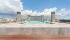 Infinity-Pool auf dem Dach mit Panoramablick über Palma de Mallorca und modernen Betonpfeilern