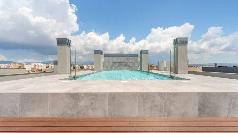 Infinity-Pool auf dem Dach mit Panoramablick über Palma de Mallorca und modernen Betonpfeilern