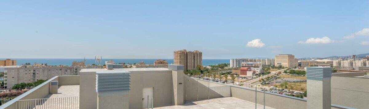 Dachterrasse mit türkisem Pool und Panoramablick über Palma de Mallorca bis zum Mittelmeer