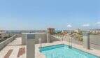 Dachterrasse mit türkisem Pool und Panoramablick über Palma de Mallorca bis zum Mittelmeer