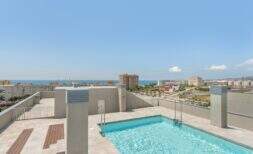 Dachterrasse mit türkisem Pool und Panoramablick über Palma de Mallorca bis zum Mittelmeer