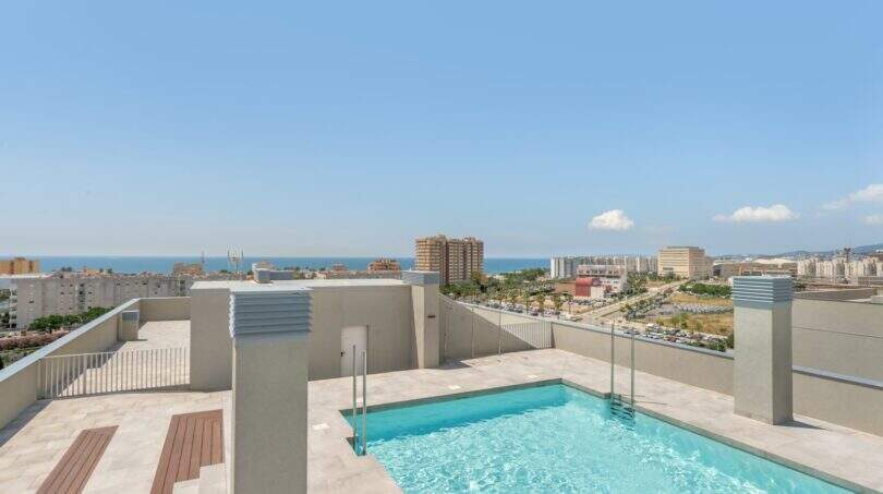 Dachterrasse mit türkisem Pool und Panoramablick über Palma de Mallorca bis zum Mittelmeer