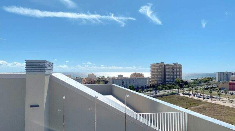 Dachterrasse der Wohnung in Palma de Mallorca mit Meerblick, Geländer und modernem Bodenbelag.