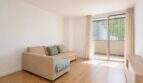 Helles Wohnzimmer mit Beige-Sofa, Holzboden und Balkonzugang in exklusiver Wohnung in Palma