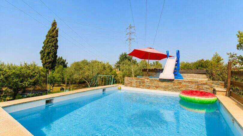 Finca bei Palma: Privater Pool mit Wasserrutsche, Sonnenschirm und Wassermelonen-Luftmatratze im Garten