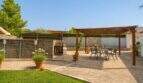 Gepflegte Terrasse mit Holzpergola, Sitzbereich und Gartenblick der Finca bei Palma de Mallorca