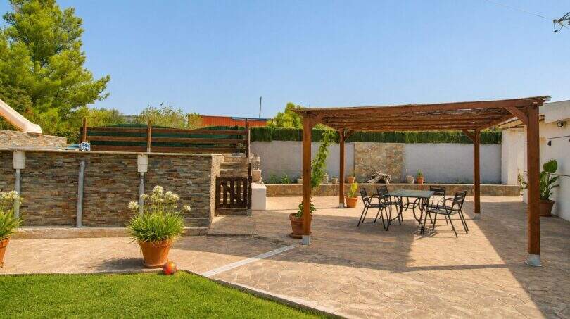 Gepflegte Terrasse mit Holzpergola, Sitzbereich und Gartenblick der Finca bei Palma de Mallorca