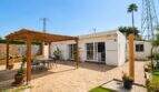 Sonnige Terrasse mit Holzpergola und Sitzbereich einer Finca bei Palma de Mallorca