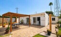 Sonnige Terrasse mit Holzpergola und Sitzbereich einer Finca bei Palma de Mallorca