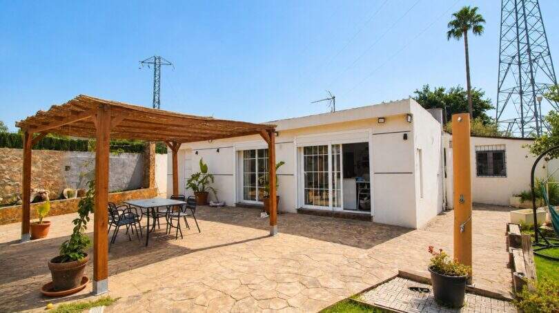 Sonnige Terrasse mit Holzpergola und Sitzbereich einer Finca bei Palma de Mallorca