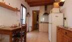 Küche mit Holzbalkendecke, Esstisch, Einbauküche und Kühlschrank in Palma de Mallorca Wohnung