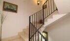Elegantes Treppenhaus mit Marmorstufen und schwarzem Eisengeländer in exklusiver Wohnung in Palma de Mallorca