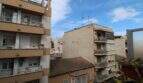 Blick von der Terrasse auf umliegende Wohngebäude in Palma de Mallorca unter blauem Himmel