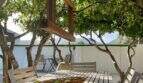Sonnige Terrasse mit Holztisch, Zitruspflanzen und Bergblick der Finca in Campanet.