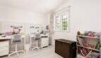 Kinderzimmer der Finca mit zwei Schreibtischen, buntem Bücherregal und Holztruhe nahe Palma de Mallorca
