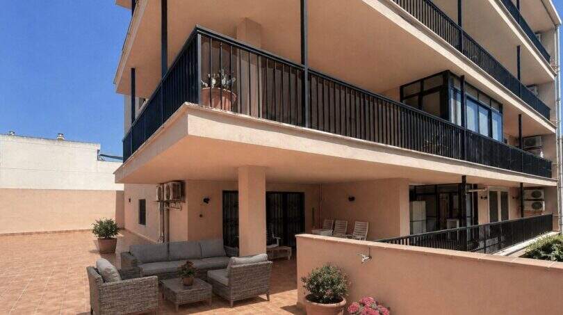 Sonnige Dachterrasse mit Lounge-Möbeln und Blick auf Balkone der Wohnung in Palma de Mallorca