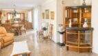 Elegantes Wohnzimmer mit Marmorböden, Holzmöbeln und Vitrine in geräumiger Wohnung in Palma de Mallorca