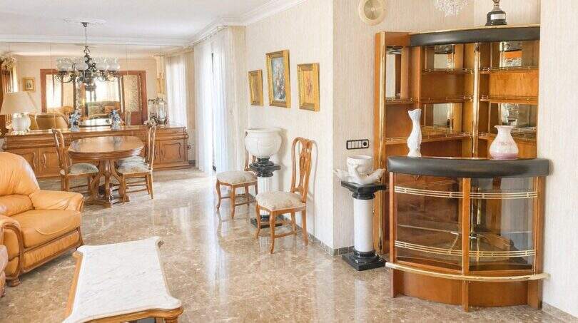 Elegantes Wohnzimmer mit Marmorböden, Holzmöbeln und Vitrine in geräumiger Wohnung in Palma de Mallorca