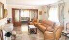 Elegantes Wohnzimmer mit Ledersofa-Garnitur, Marmorboden und Zugang zur Terrasse in Palma de Mallorca