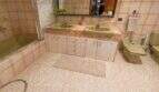 Geräumiges Badezimmer mit Doppelwaschbecken, Marmor-Waschtisch, Badewanne und Bidet in Palma-Wohnung