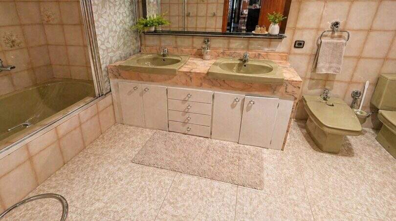 Geräumiges Badezimmer mit Doppelwaschbecken, Marmor-Waschtisch, Badewanne und Bidet in Palma-Wohnung