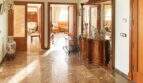 Eleganter Eingangsbereich mit Marmorboden, Holzvertäfelung und klassischen Möbeln in Palma-Wohnung