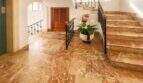 Eleganter Eingangsbereich mit Marmorböden, geschwungener Treppe und schmiedeeisernem Geländer in Palma de Mallorca