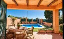 Überdachte Terrasse mit Esstisch und Blick auf den privaten Pool der Doppelhaushälfte in Sa Torre, Llucmajor.