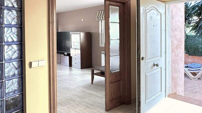 Intelligent room layout with flowing transitions and versatile access options