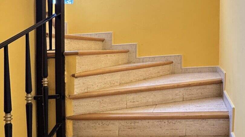 Elegant staircase solution with high-quality handrails and optimal lighting