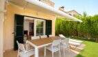Terrassenbereich mit motorisierter Markise und direktem Poolzugang